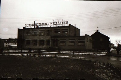 Negatiiv. Teeninduskombinaat "Haapsalu" hooned.
Kopeerija: M. Arro, 1967.  similar photo