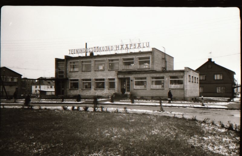 Negatiiv. Teeninduskombinaat "Haapsalu" hooned.
Kopeerija: M. Arro, 1967.