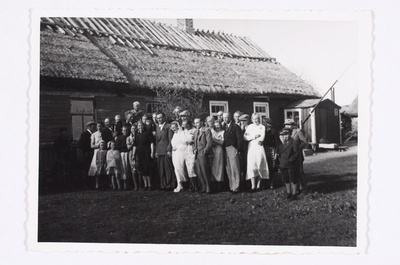 In the middle of the bride, Erkas farm of the Weddings, a boyfriend on his right. Osmussaar, 8. Vi 40  duplicate photo