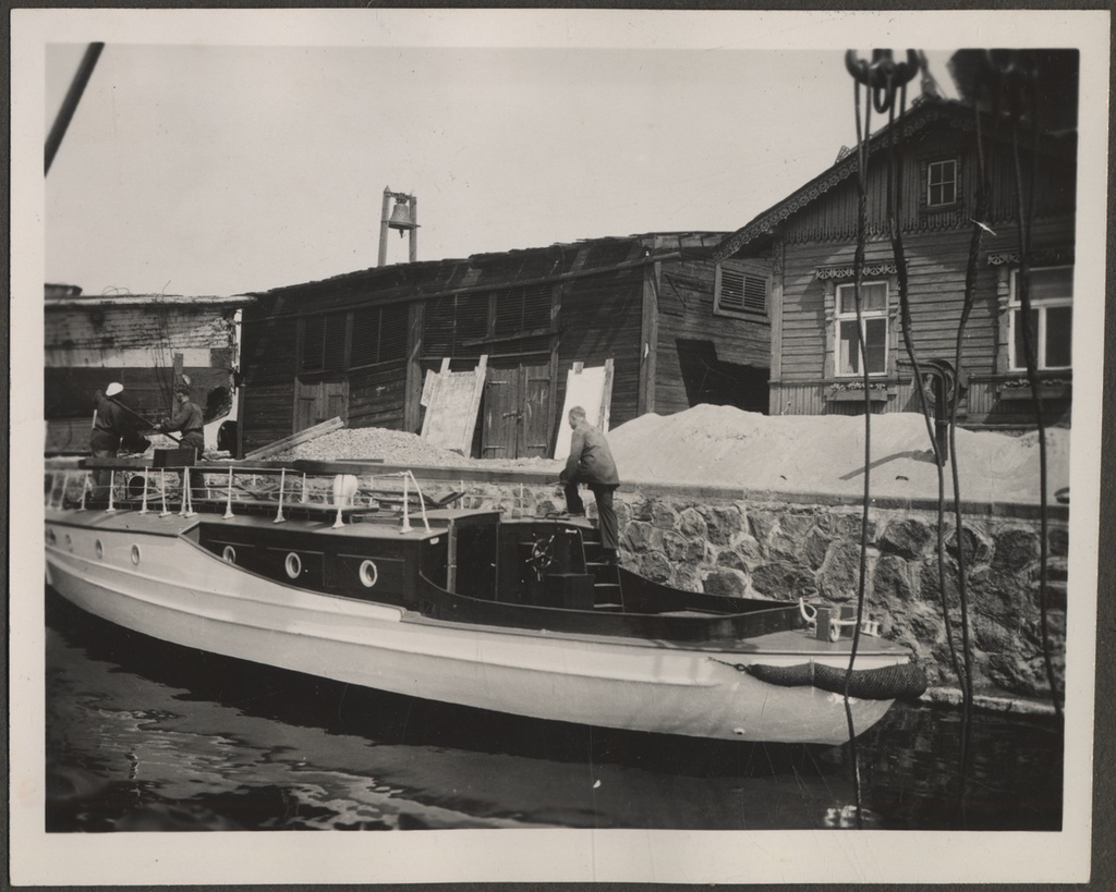 Motor boat "Osmussaar" on Tallinna Põhjamuuli