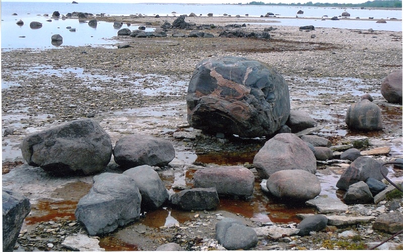 Photo. Osmussaar is rising from the sea. Front – the migmatite money, the horizon in the Skarva Sea and the land of the West Port.  2012.