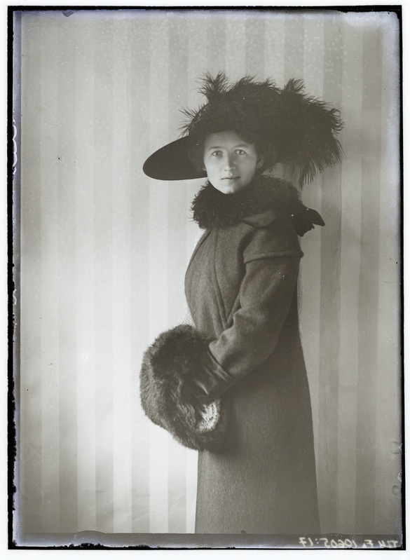 Portree: talverõivastes naine, kübaraga