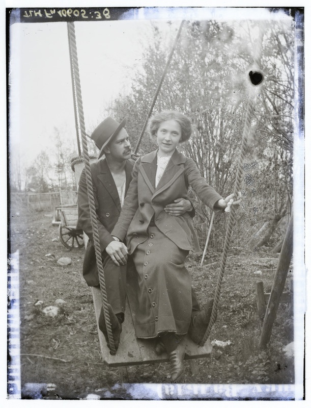 Kaksikportree: mees ja naine kiigel - Rjurik Esop ja Bertha Elisabet Esop