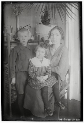 Grupiportree: 3 inimest - Bertha Elisabet Esop, tütar Inna Esop (süles) ja poeg Harri Esop (seisab)  duplicate photo