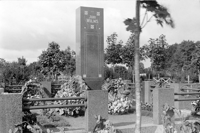 Jüri Vilmsi mälestussammas Pilistvere kalmistul  similar photo