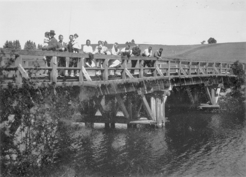 Seltskond Elva jõe sillal, Vapramäe. (Tõraveres Nõo vallas)