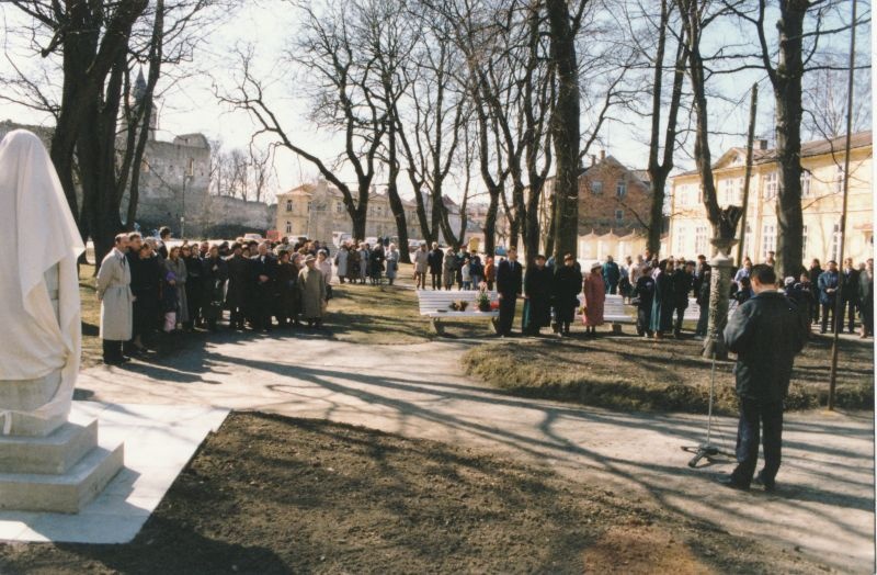 Foto. Dr. Hans Alveri mälestussamba avamisel Haapsalus Läänemaa Muuseumi ees 11.04.1995.a. Kõneleb Läänemaa Muuseumi direktor Allan Jaarma.
Foto: Elmar Ambos.