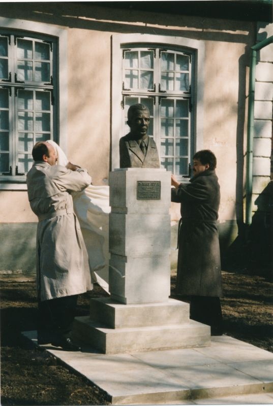Foto. Dr. Hans Alveri mälestussamba avamisel Haapsalus Läänemaa Muuseumi ees 11.04.1995.a. Vasakul Haapsalu linnapea Urmas Sukles.
Värvifoto.
Foto: Elmar Ambos.