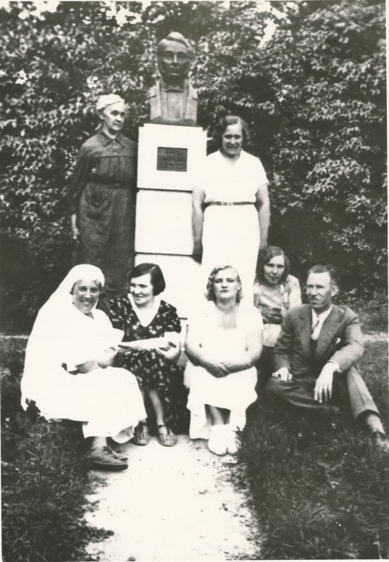 Foto. Dr.Hunniuse ausamba juures. Vasakult: linna mudaravila kompresside õmbleja Elise Siiman, einelauapidaja Susanna Reinans. Esireas: med.õde Olga Malova, vannivõtja Tiideberg, vannivõtja Regina Aia, kassapidaja Elfriede Antov (sünd.Rein), mudaravila peaarst ja linnapea Hans Alver. Foto: Arro (ümberpildistus 1973.a.).