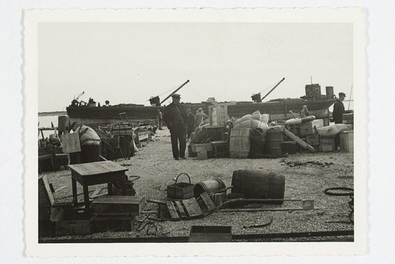 The goods to be evacuated are loaded on the ship of the Waterways Talituse. Osmussaar, 11. Vi 40