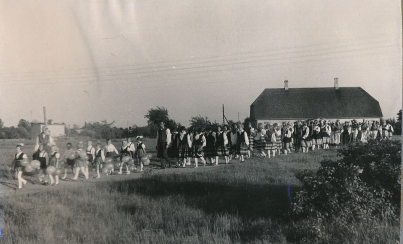 Foto. Haapsalu meeskoori album 1968-1969. Paliveres. Tegelaste rongkäik.