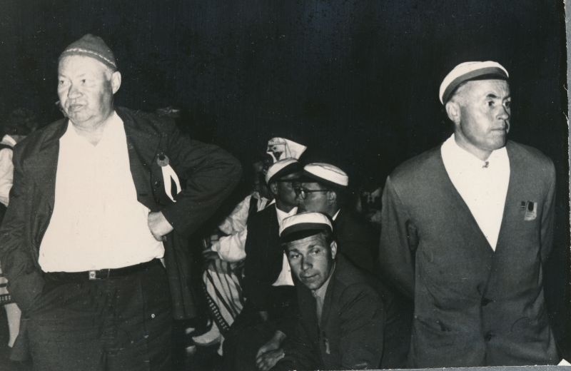 Foto. Haapsalu meeskoori album 1968-1969. Haapsalu laulupeo lõpetamine Paralepas