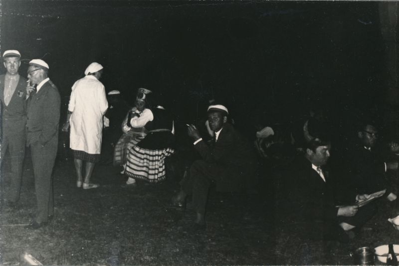 Foto. Haapsalu meeskoori album 1968-1969. Haapsalu laulupeo lõpetamine Paralepas