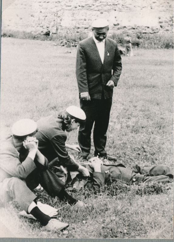 Foto. Haapsalu meeskoori album 1966-1967. Põltsamaa linna rahvapeol, kontserdi eel.