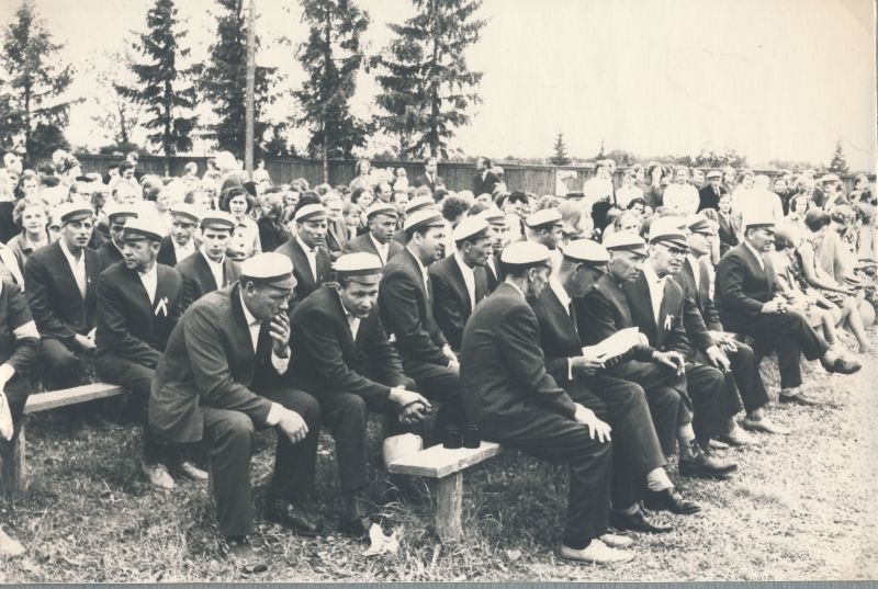 Foto. Haapsalu meeskoori album 1966-1967. Põltsamaa linna rahvapeol, kontserdil.