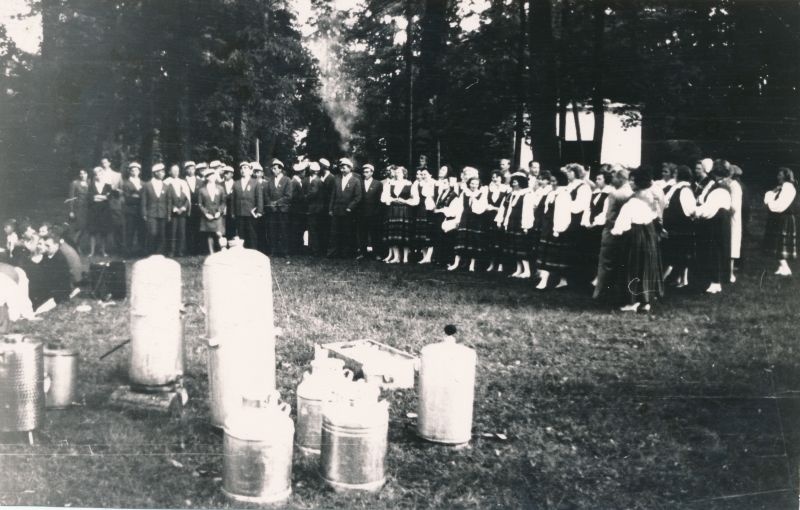 Foto. Haapsalu meeskoori album 1966-1967. Põltsamaa linna rahvapeol, peo lõpetamine.