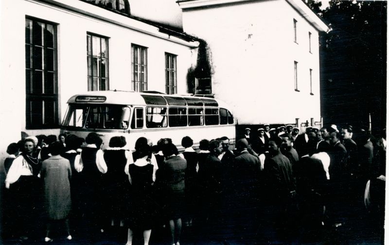 Foto. Haapsalu meeskoori album 1966-1967. Põltsamaa linna rahvapeol, peo lõpetamine.