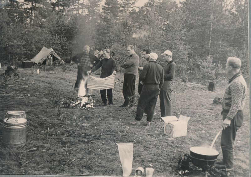 Foto. Haapsalu meeskoori album 1966-1967 . Reis Karpaatidesse, Vilniuse lähedal laagris.