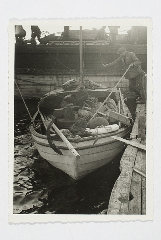 The owner of Stavas farm Erik August Stavas leaves the island on his motor boat. Osmussaar, 12. Vi 40