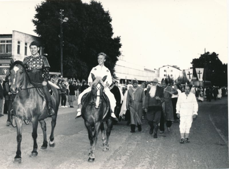 Foto. Haapsalu legendist osavõtjate rongkäik 30. augustil 1985.a.