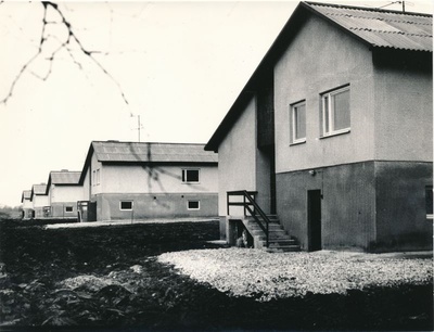 Foto. "Sõpruse" näidiskolhoosi viis ühepereelamut "Toomas 4 ja 5" Paliveres 1985.a.  similar photo