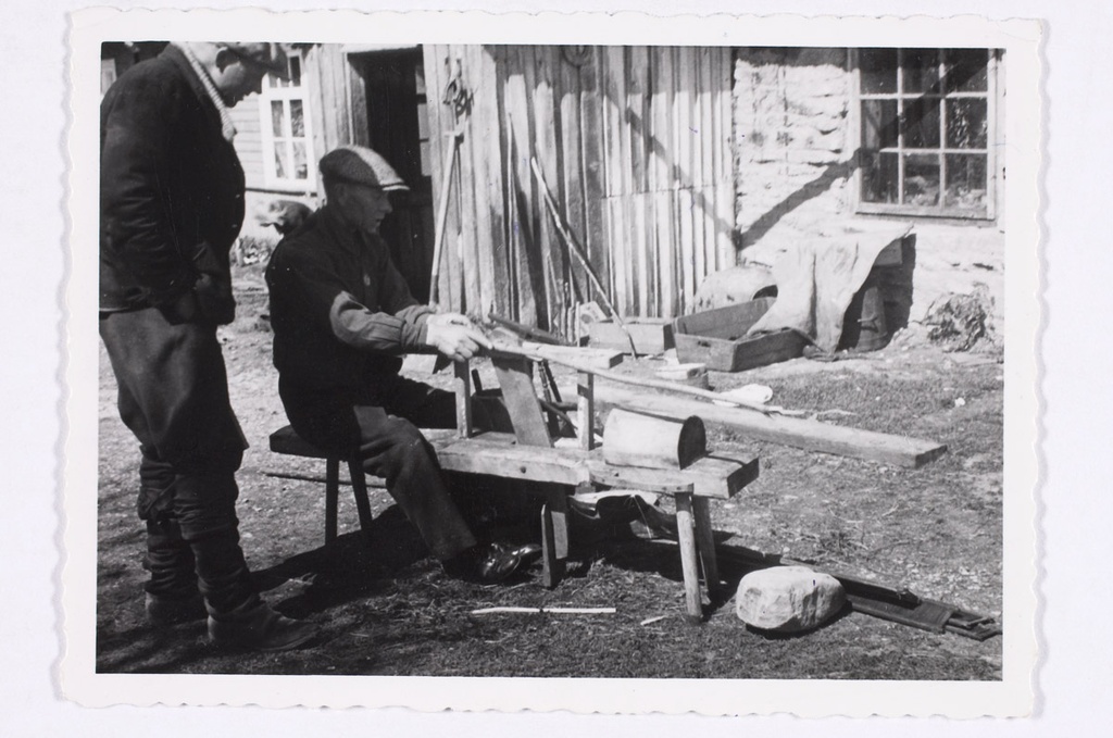 Julius Brus demonstrates the use of the joke offer. Osmussaar, 10. Vi 40