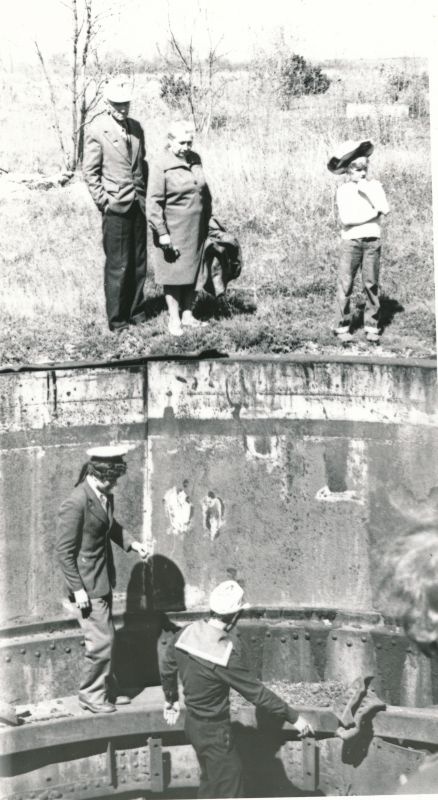 Photo. Meeting with Osmussaare protection veterans in 1979. Osmussaare's main gun, 180-mm articulated tower chess. Then veteran V. Krotkov's wife.
Photo: J.Paju.