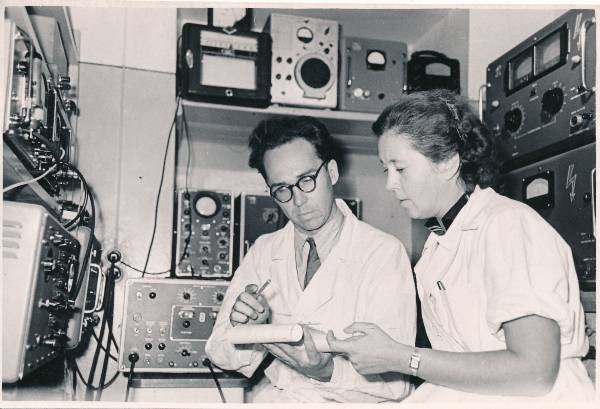 Eesti NSV TA Zooloogia- ja Botaanikainstituut, geo-biokeemia laboratooriumi juhataja Helle Simm ja noorem teaduslik töötaja Arvi Liiva. Tartu, 1961.