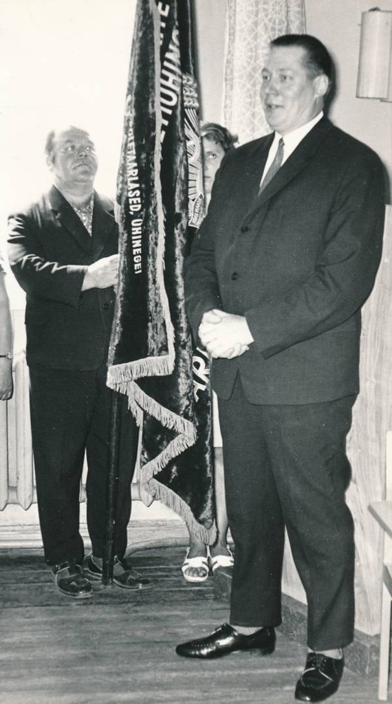 H. Heidemanni nimeline trükikoda, pidulik aktus:  rändpunalipu üleandmine. Kõneleb direktor Kalju Juus.  Tartu, 1971.