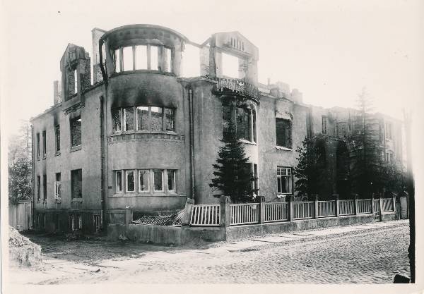 Sõjapurustused. Tiigi 56 (hilisem Tiigi 12) varemed Tiigi ja Õpetaja t nurgal. Tartu, 5.10.1941. Foto E. Selleke.