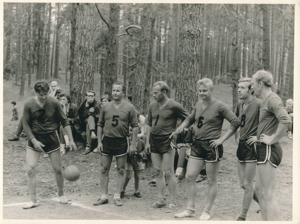 Tartu Aparaaditehas. Tehase võrkpallimeeskond võistleb spartakiaadil. Elva, 1971.