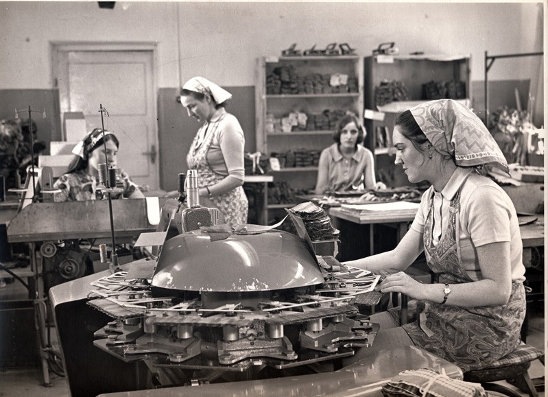 Tartu õmblusvabrik Sangar, päevasärkide mansettide valmistamise masin. 1971