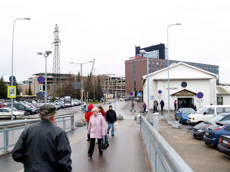 Vaade Turusillalt: ees paremal avaturu hoone, taga hotelli Dorpat ehitus ja Emajõe ärikeskuse Plasku-tornhoone, Tartu, 2007