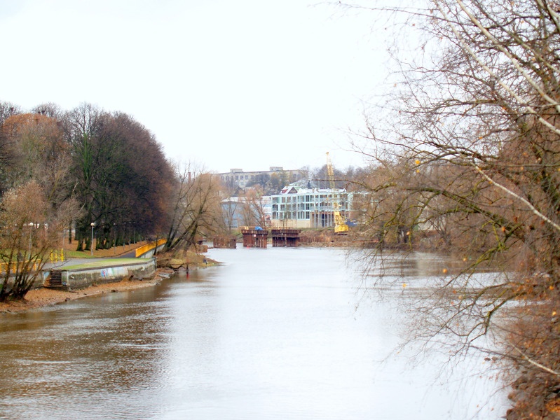 Emajõgi, taamal Vabadussilla ehitus, Tartu, 2007