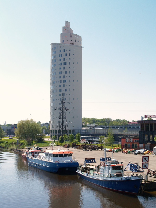 Tigutorn, Ees jõesadama laevad, paremal Trükimaja (Väike-Turu 8), Tartu, 2008