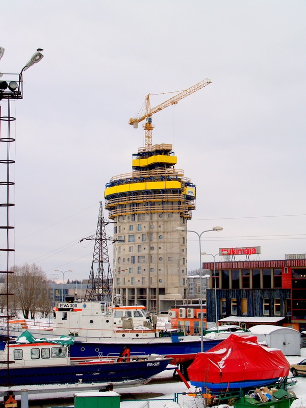 Tigutorn, ehitus. Ees jõesadama laevad, paremal Trükimaja (Väike-Turu 8). Tartu, 2007.