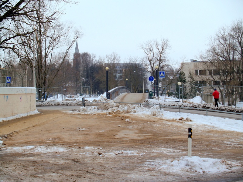 Raudsild, taga vasakul Peetri kirik. Tartu, 2007.