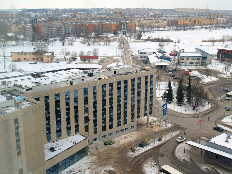 Ees hotelli Dorpat ehitus, bussijaam (paremal allservas), taga Turusild ja Annelinn. Tartu, 2007.