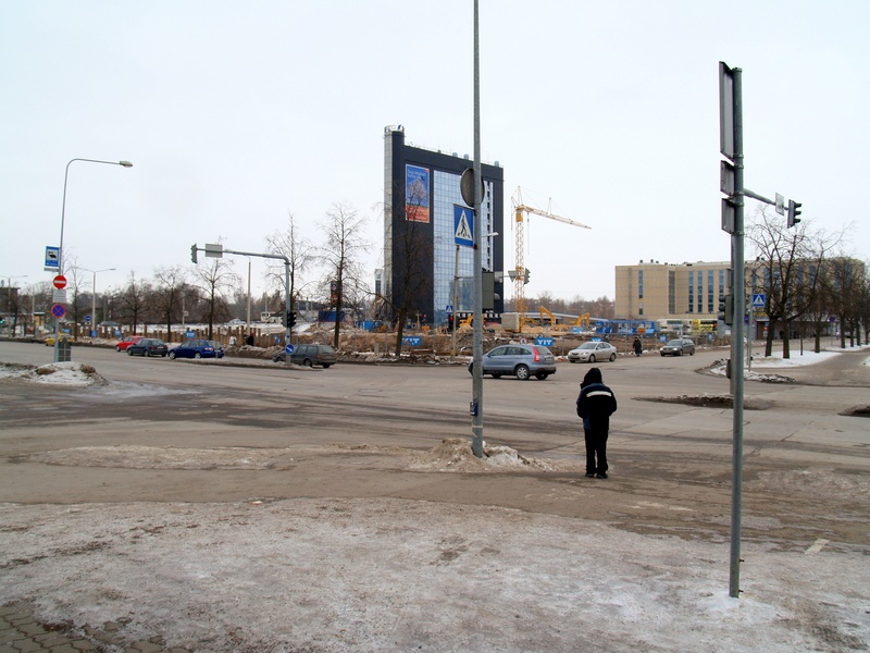 Kaubanduskeskus Tasku, ehitus; taga hotell Dorpat. Tartu, 2007.