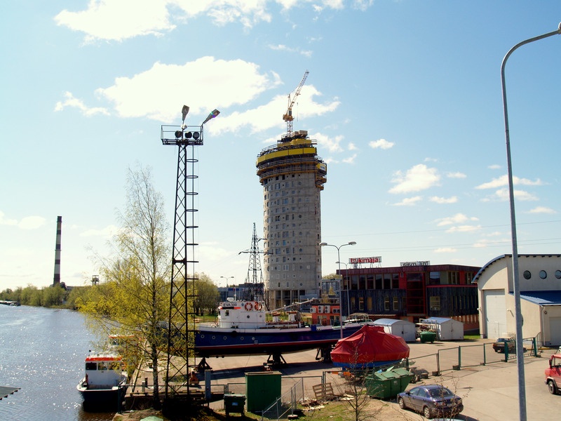 Jõesadam, tag Tigutorn, paremal Trükimaja (Väike-Turu 8), Tartu, 2007.