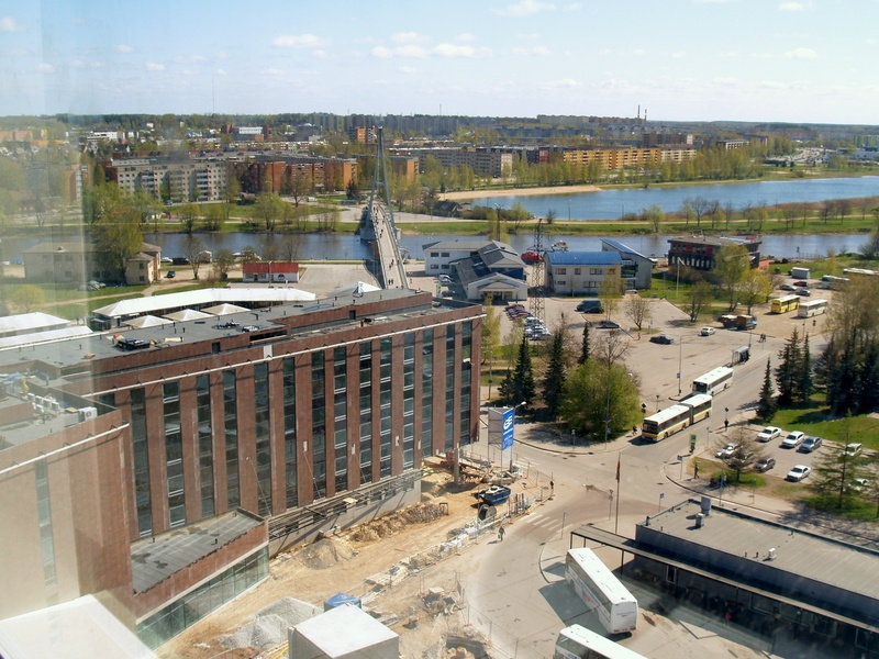 Hotelli Dorpat ehitus (vasakul) ja bussijaam (paremal allservas), taga Turusild ja Annelinn, Tartu, 2007.