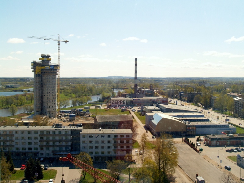 Tigutorn - ehitus; ees hotell Tartu, taga kaubanduskeskus Zeppelin. Tartu, 2007.