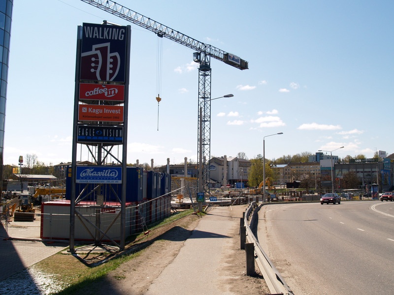 Vaade Võidu sillalt: vasakul kaubanduskeskuse Tasku ehitus. Tartu, 2007.
