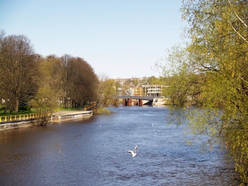 Emajõgi, Emajõe park. Kauguses raudsild (silla demonteerimine). Tartu, 2007