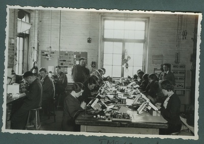 Tartu telefonivabrik, telefonide montaažitsehh. 1930-1940  similar photo