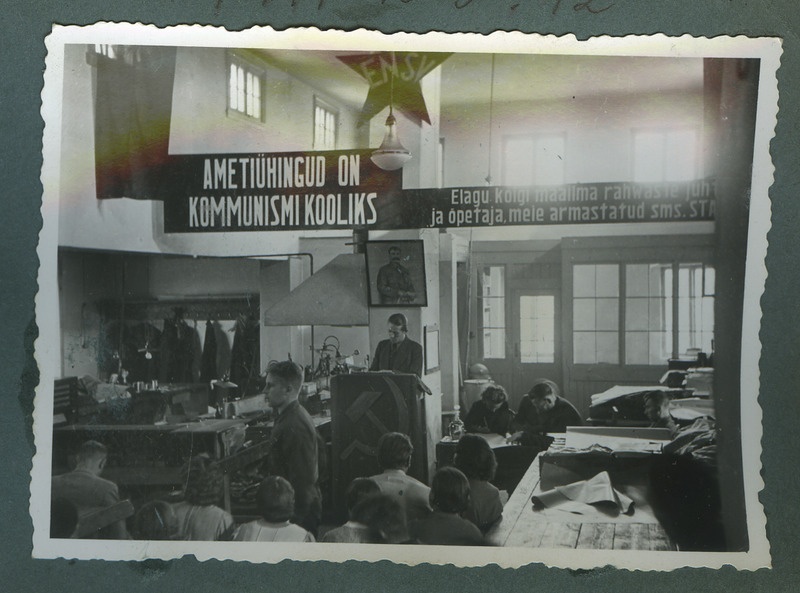 Tartu telefonivabrik. Miiting ruumis, loosung "Ametiühingud on kommunismi kooliks". 1940