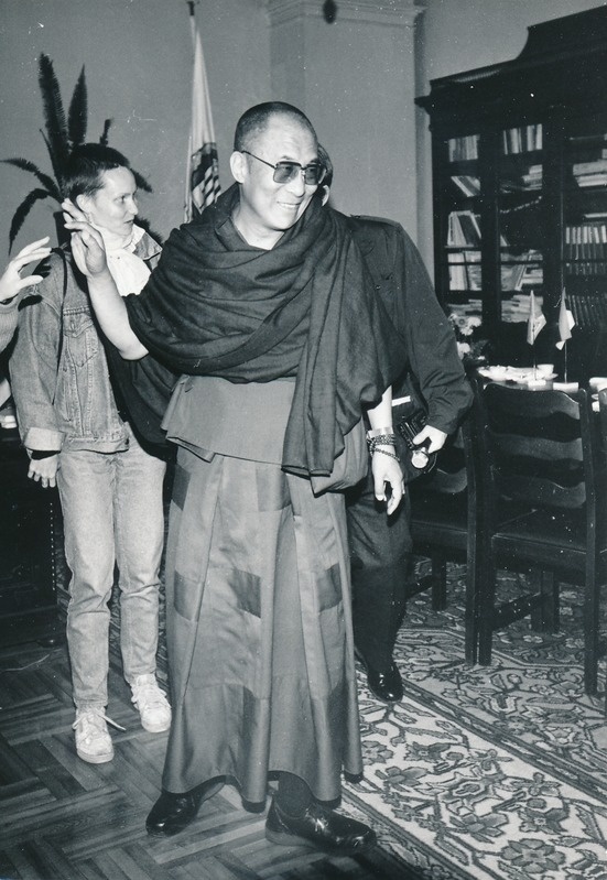 Dalai-laama Tenzin Guatso viibib külalisena Tartu ülikooli rektori Jüri Kärneri kabinetis.
Tartu, 3.10.1991.