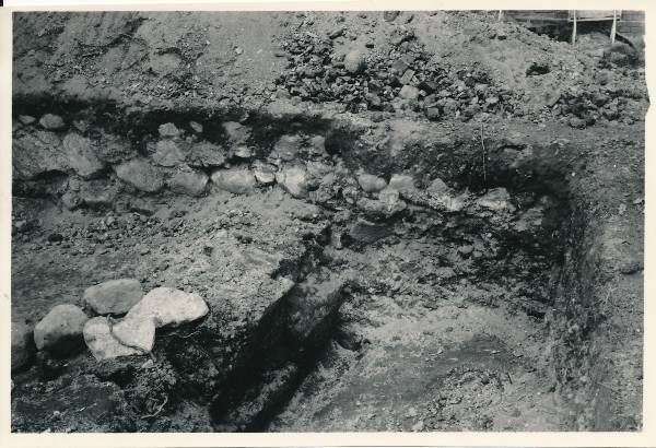 Arheoloogialeid. Pühavaimu kiriku müürijäänused Laia t (Mitšurini t) võimla õuel. Tartu, 1961.