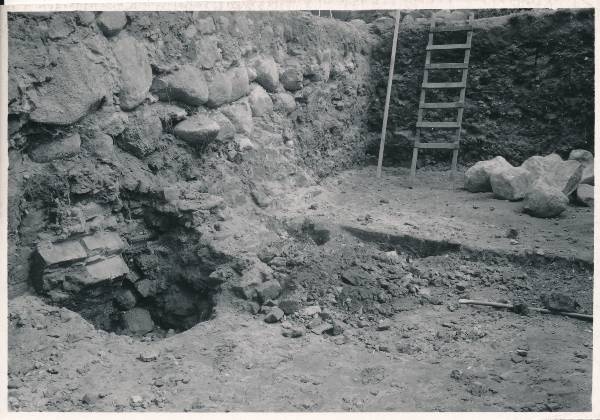 Arheoloogialeid. Pühavaimu kiriku müürijäänused Laia t (Mitšurini t)  võimla õuel. Tartu, 1961.