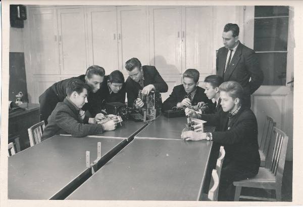 Tartu 1. keskkool. 10b klassi õpilased raadiotehnika praktikal. 1961